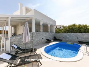 Appartement mit Pool and jacuzzi