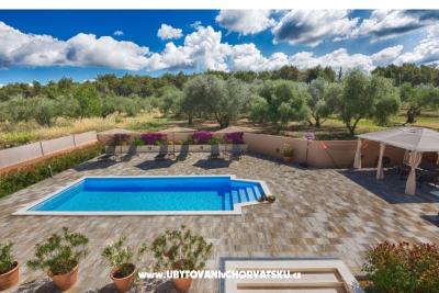  Haus mit Pool - Villa Marijana 