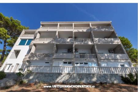 Pine Canopy Studios and Ferienwohnungen Brela Kroatien