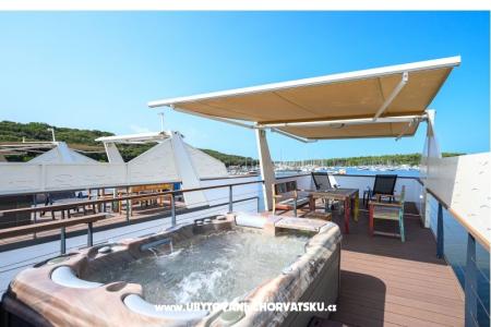 Haus boat Water lily foto 2