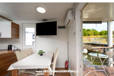 Haus boat Water lily foto 5