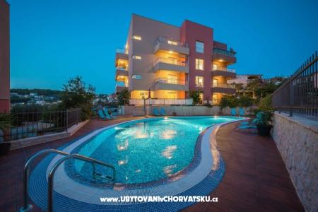 LAURA, 110 m2 pool, 100 m to beach Trogir Kroatien