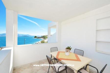 Petra Arbanija Apt Trogir Kroatien