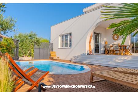 The Three Flowers Pool Haus Trogir Kroatien