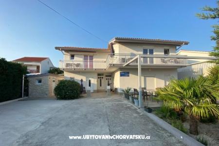 Ferienwohnungen Arny Vodice Kroatien