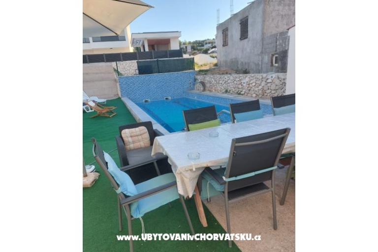 Appartements Dinko s grijanim bazenom – foto 11